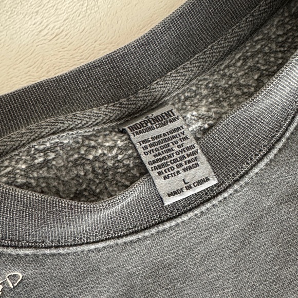 Scripture Crewneck - Picture 4 of 9